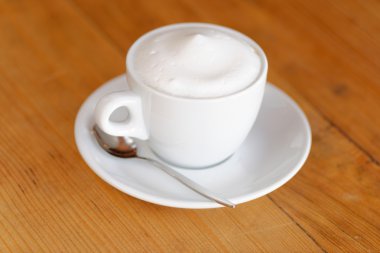 Bir fincan cappuccino kahve.