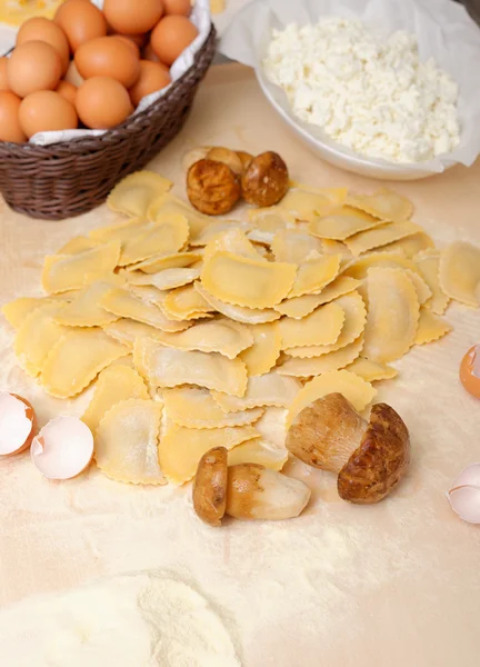 Home made ravioli with porcini mushroomsh — Stock Photo, Image