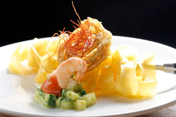 Delicious tagliatelle with prawns — Stock Photo, Image