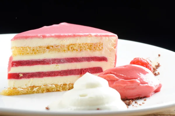 Raspberry cream cake — Stock Photo, Image