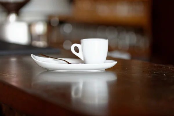 Kopp med färsk cappuccino — Stockfoto
