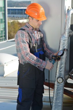 Genç tamirci klima sistemi sabitleme