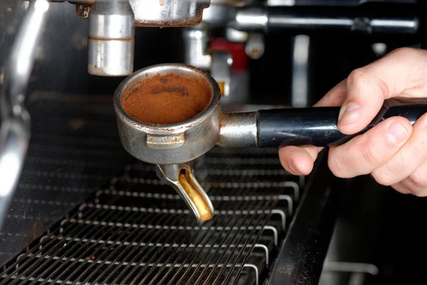 Barista kahve yapma — Stok fotoğraf