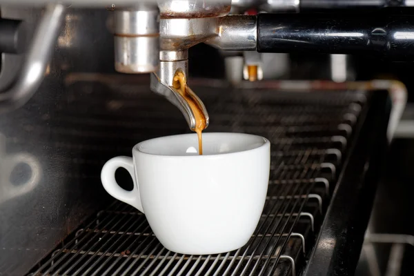 Espressomaskin brygga en kopp kaffe — Stockfoto