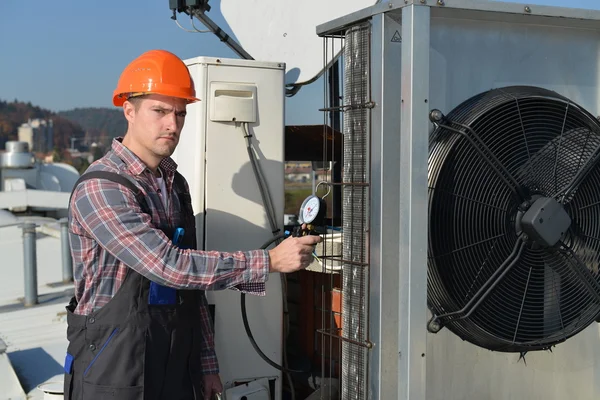 Jovem reparador fixação sistema de ar condicionado — Fotografia de Stock