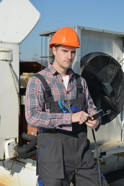 Joven reparador que fija el sistema de aire acondicionado —  Fotos de Stock