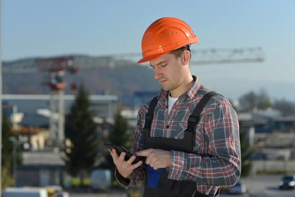 Joven reparador que fija el sistema de aire acondicionado — Foto de Stock