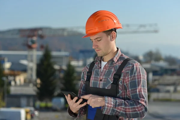 Joven reparador que fija el sistema de aire acondicionado — Foto de Stock