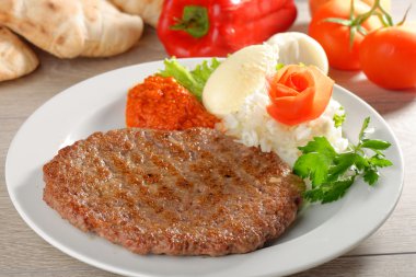 Pljeskavica denilen presliced geleneksel burger patty