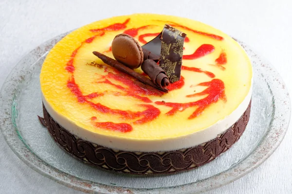 Pastel de crema de mousse de fruta y chocolate —  Fotos de Stock