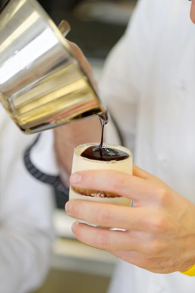 Konditor decorating dessert — Stockfoto