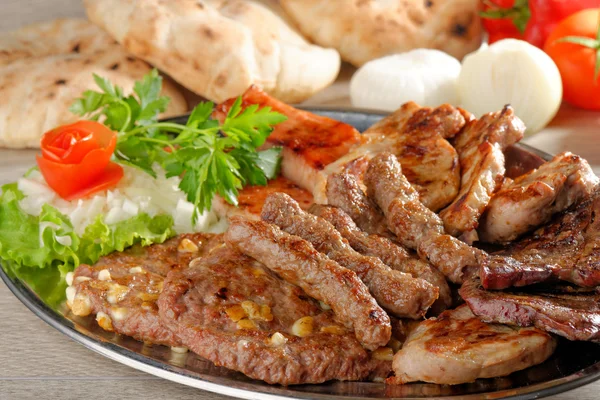 Hälsosam tallrik med blandat kött — Stockfoto
