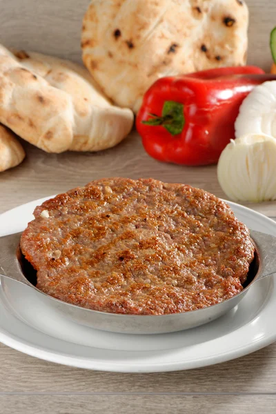 Presliced traditionele hamburger patty — Stockfoto