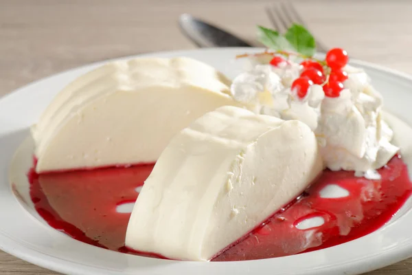 Panna cotta con salsa de grosella — Foto de Stock