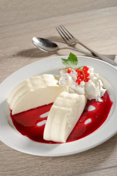 Panna cotta con salsa de grosella —  Fotos de Stock