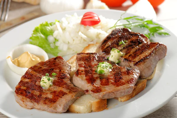 Grilled steaks on toast bread — Stock Photo, Image