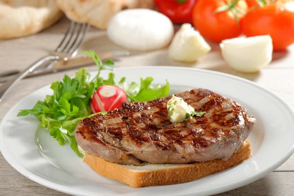 Gegrilltes Steak auf Toastbrot — Stockfoto