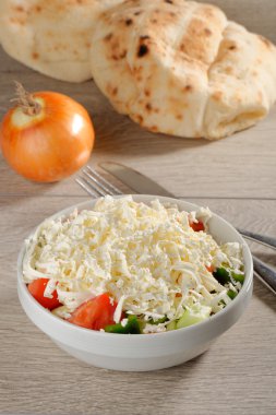 Shopska salata olarak da bilinen Bulgarca