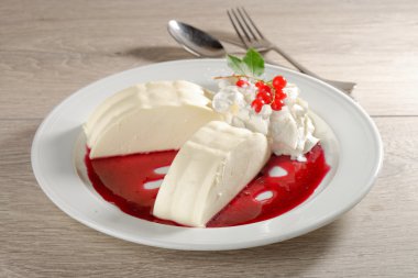 Frenk üzümü soslu Panna cotta