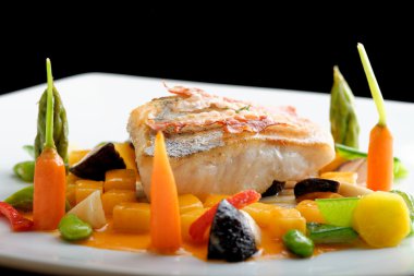 Beyaz balık fileto ızgara domuz pastırması bitkilerle tedavi