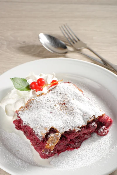 Strudel caseiro com cerejas — Fotografia de Stock