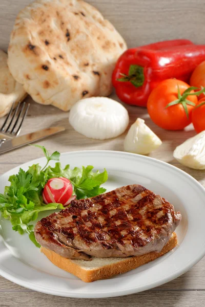 Bife grelhado em pão torrado — Fotografia de Stock