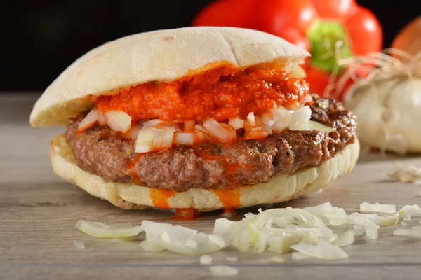 Šťavnatý burger s hovězím masem — Stock fotografie