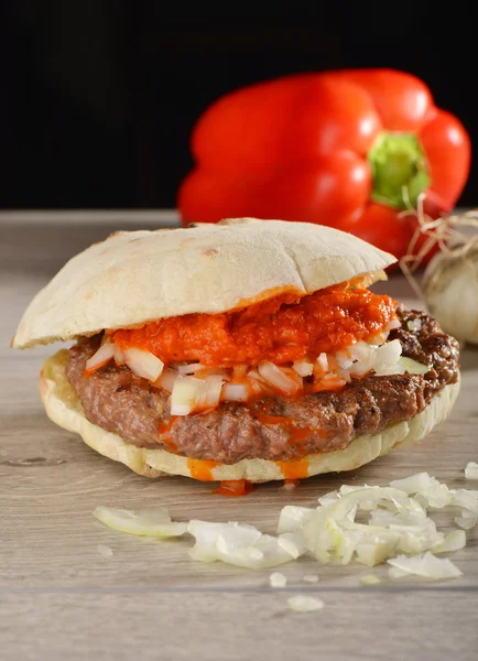 Saftig burger med oksekød kød - Stock-foto
