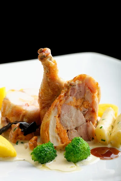 Gamba di pollo alla griglia con carne di maiale ripiena — Foto Stock