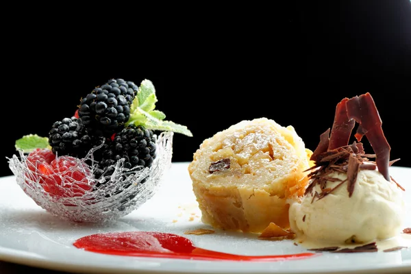 Strudel avec crème glacée et dessert aux baies — Photo