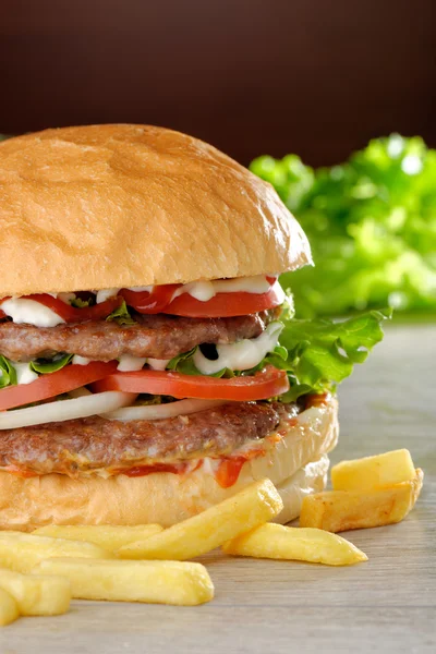 Классический двойной чизбургер — стоковое фото