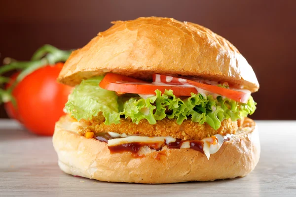 GRANDE hamburger di pollo croccante — Foto Stock