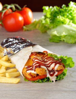 Tavuk nuggetlı tortilla