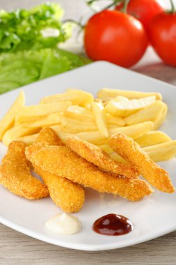 tavuk nuggets ve patates kızartması