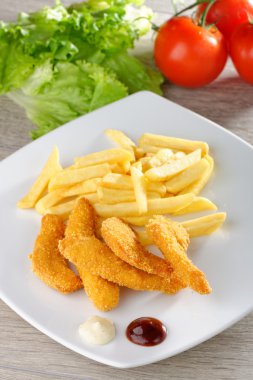 tavuk nuggets ve patates kızartması