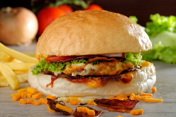 Amerykański hamburger boczkiem i serem — Zdjęcie stockowe