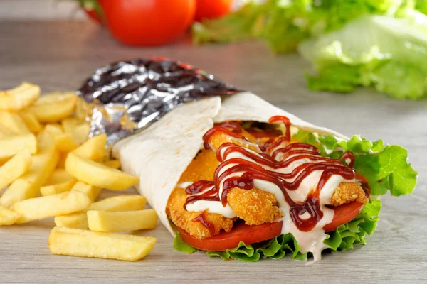 Tortilla com Nuggets de frango — Fotografia de Stock