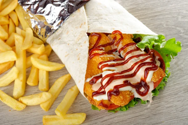 Tortilla com Nuggets de frango — Fotografia de Stock