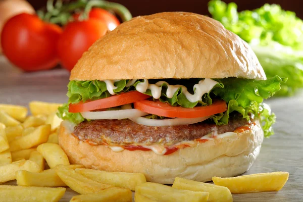 Großer Gourmet-Burger — Stockfoto