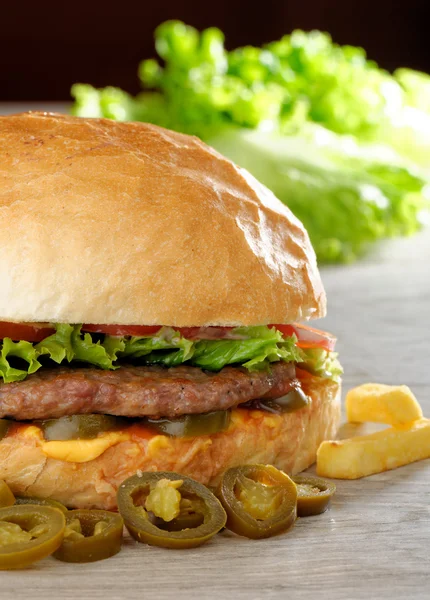 Gran hamburguesa mexicana jugosa con jalapeños picantes — Foto de Stock