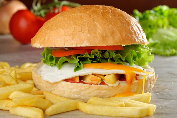 Hamburguesa vegetariana grande con huevo — Foto de Stock