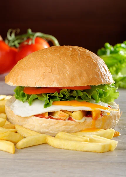 Büyük vejetaryen burger yumurta ile — Stok fotoğraf