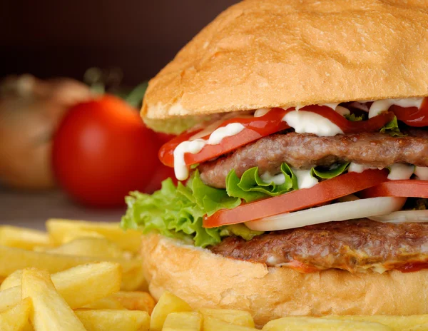 Grote sappige dubbele Hamburger — Stockfoto