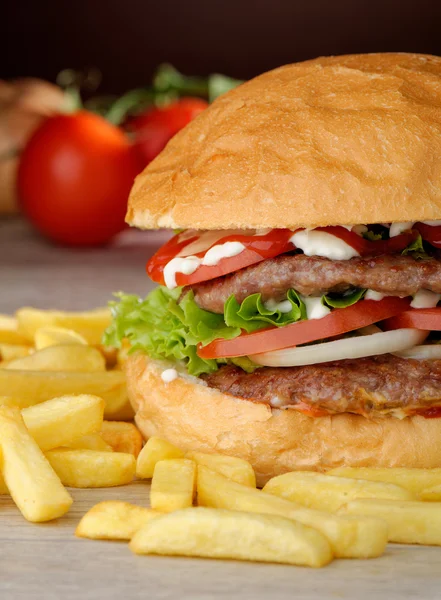 Velké šťavnaté dvojitý hamburger — Stock fotografie