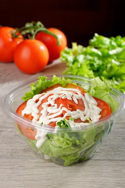 Ensalada en contenedor para llevar — Foto de Stock