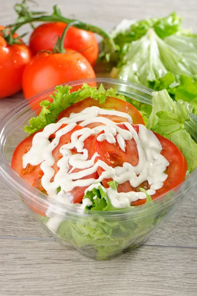 Salada em recipiente takeaway — Fotografia de Stock