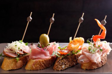 tapas ekmek üzerinde