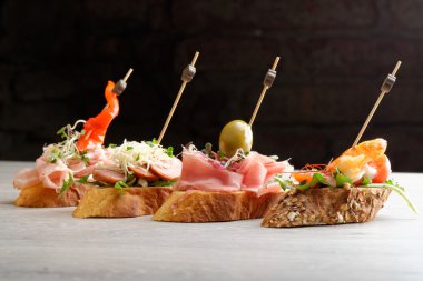 tapas ekmek üzerinde
