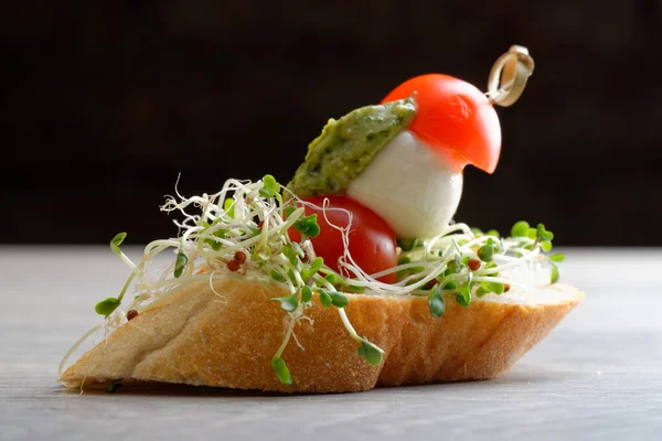 Tapas sobre pan crujiente — Foto de Stock