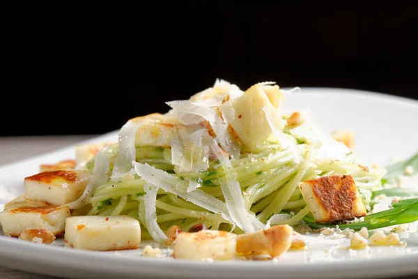 Pasta spaghetti with pesto sauce — Stock Photo, Image